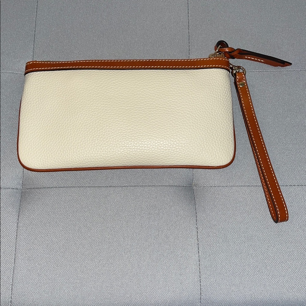 NWOT Dooney & Bourke Large Wristlet - Picture 2 of 8